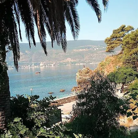 Apartman Na Obali דירה