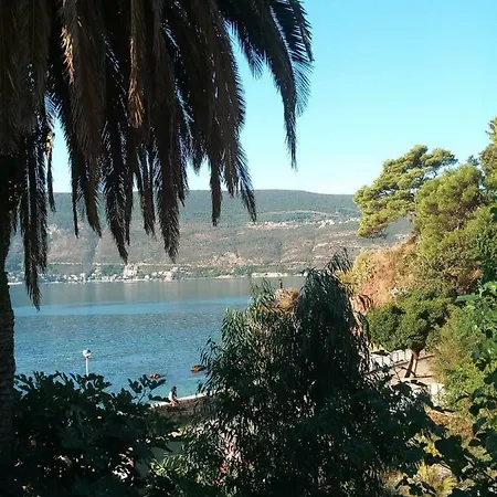 Apartman Na Obali דירה *